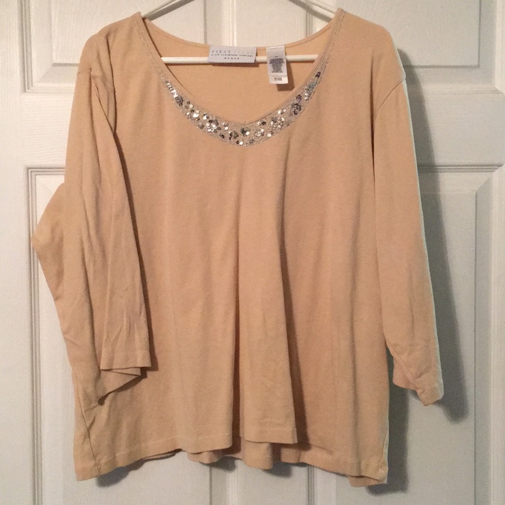 ♥️❗️NWOT 3/4 sleeve shirt with sequin details ❗️♥️